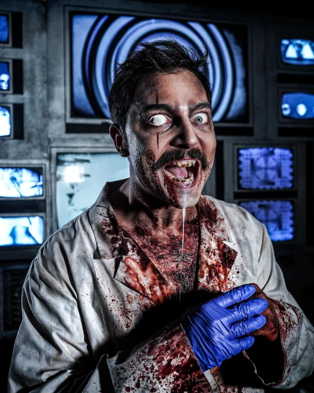 #DrHeinz hoy está sonriente (a su manera) ¡porque en 5 días comienza la temporada de #Horrorland! Con ello, se abren las puertas del nuevo Dr. Heinz’s Asylum, donde obtendrás tu mejor versión. ¿Ya tienes tu team ready para disfrutar de la mejor noche del año? 💀🤘🏼
.
#Halloween #hauntedhouse #screampark #Barcelona
